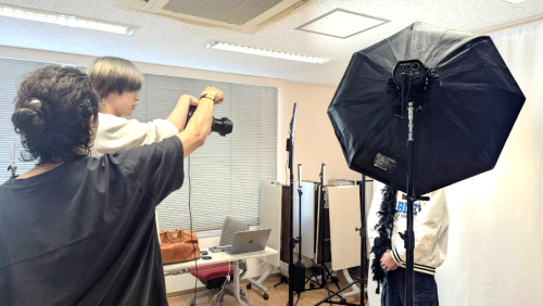 モデルの一番カッコいい角度を見つける！カメラマンを体験することで、ヘアメイクの参考にもなります