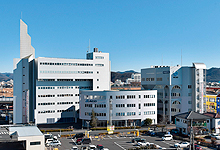 おかげさまで７２年目を迎えました。東武伊勢崎線足利市駅から徒歩４０秒、ＪＲ足利駅から無料スクールバスで５分と通学しやすい。また駐車場もあり、車での通学も可能です
